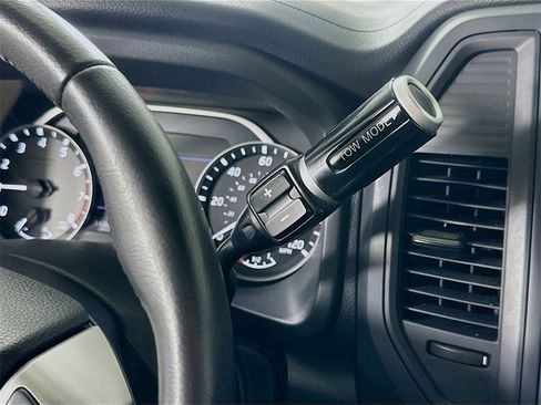 Used 2024 Nissan Titan SV w/ SV Convenience Package image 29