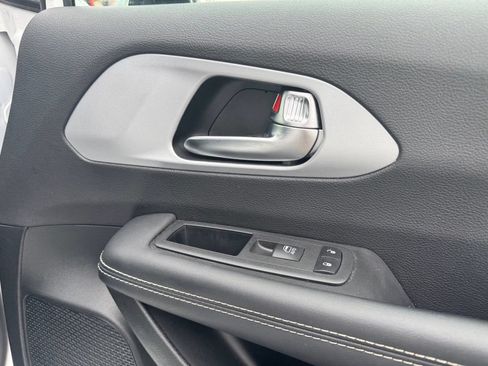 Used 2025 Chrysler Pacifica Limited FWD image 16