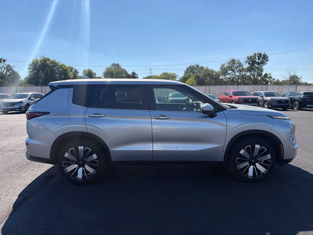 Used 2025 Mitsubishi Outlander SE AWD/4WD image 8