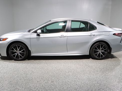 Used 2024 Toyota Camry SE w/ Cold Weather Package FWD image 10