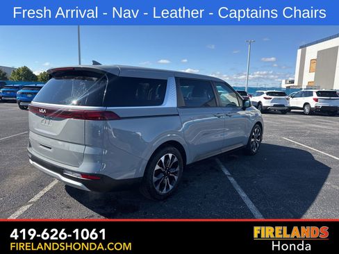 Used 2024 Kia Carnival EX FWD image 4