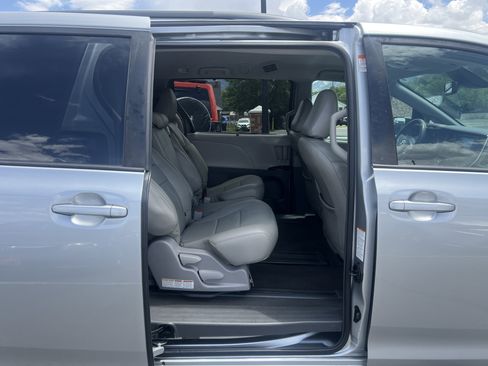 Used 2019 Toyota Sienna LE FWD image 9