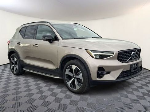 Used 2023 Volvo XC40 B5 Plus w/ Climate Package AWD/4WD image 1