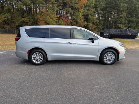 New 2026 Chrysler Pacifica Select image 2