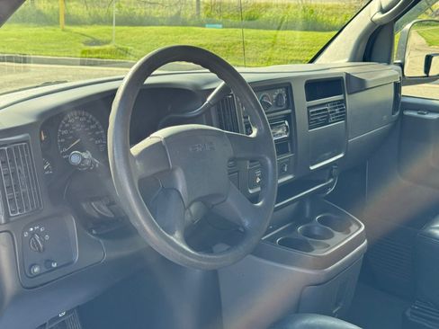 Used 2005 Chevrolet Express 3500 Passenger w/ LS Preferred Equipment Group RWD image 17