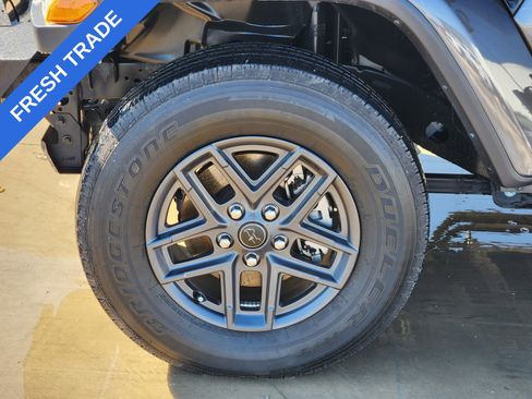 Used 2024 Jeep Gladiator Sport image 11