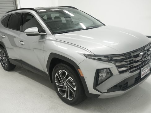 Used 2025 Hyundai Tucson Limited AWD/4WD image 3