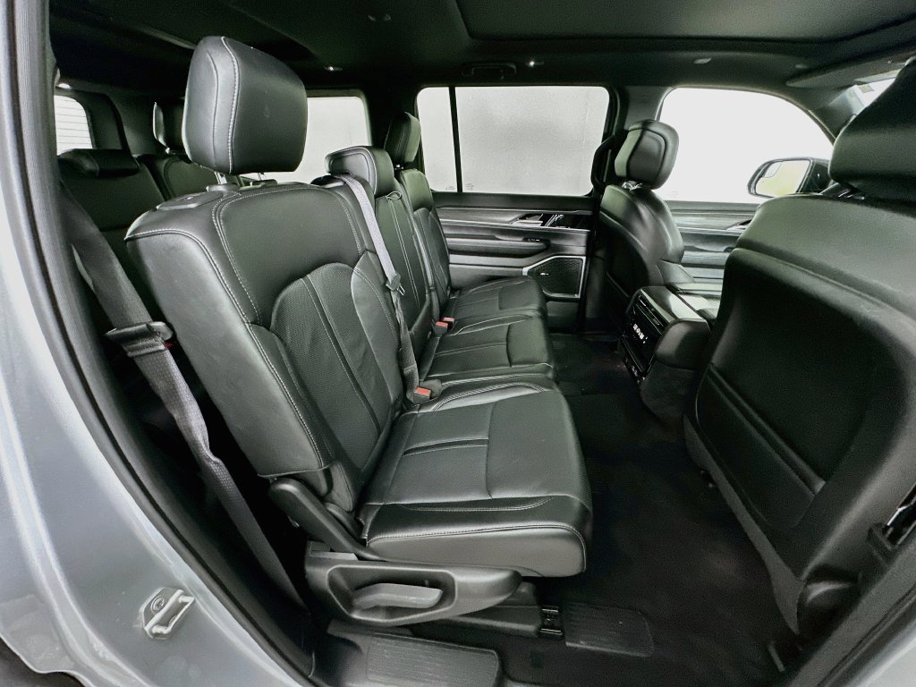 Used 2023 Jeep Wagoneer Series II w/ Premium Group I AWD/4WD image 29