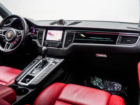 Used 2018 Porsche Macan S image 21
