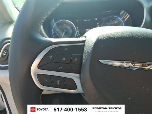 Used 2023 Chrysler Pacifica Touring-L FWD image 16