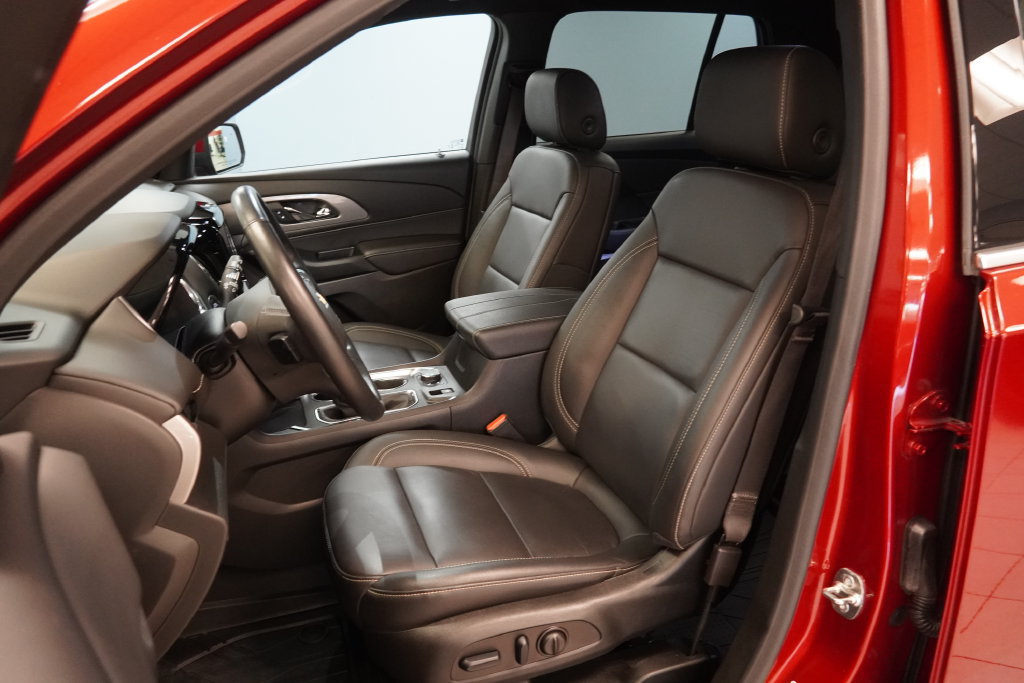 Used 2023 Chevrolet Traverse LT w/ LT Premium Package AWD/4WD image 3