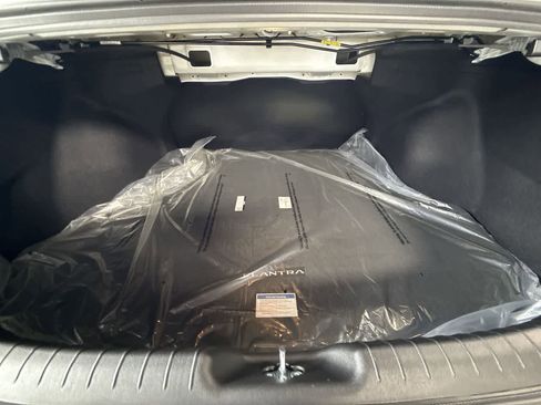 Used 2026 Hyundai Elantra SE FWD image 25