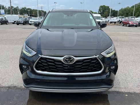 Used 2020 Toyota Highlander Platinum AWD/4WD image 2