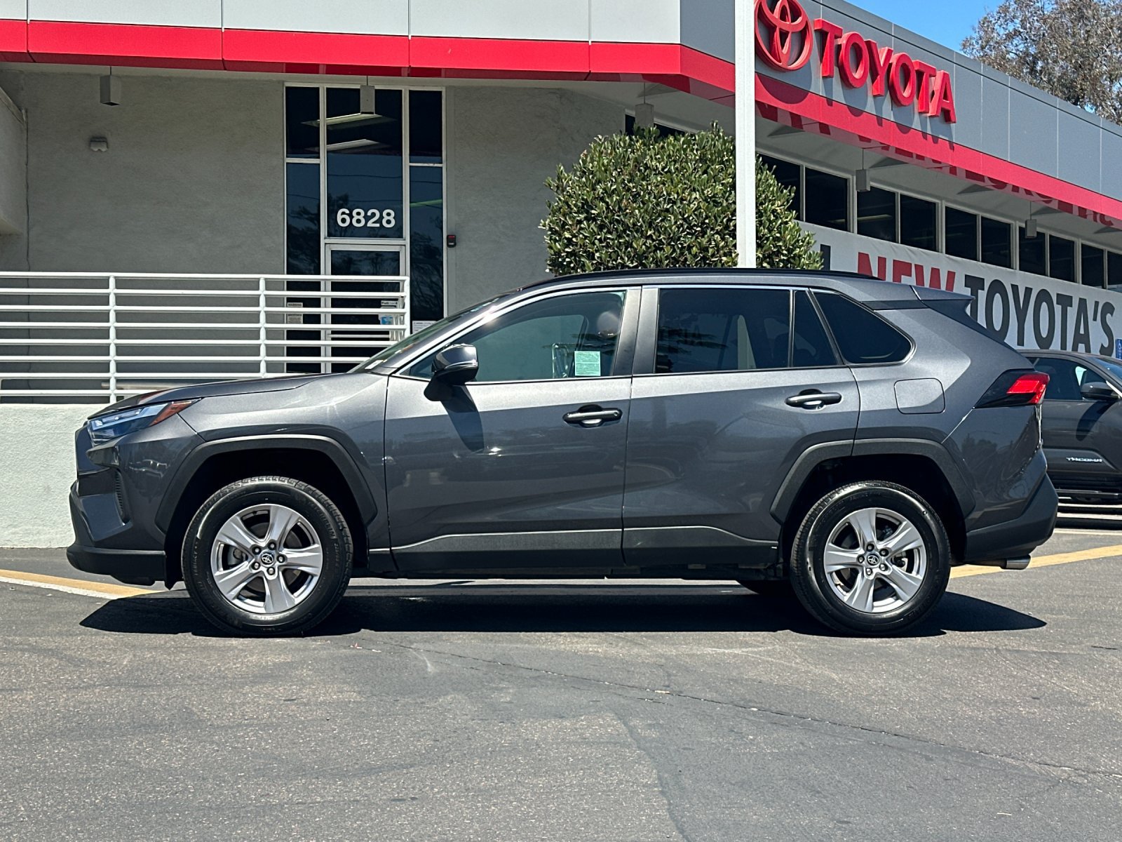 Used 2025 Toyota RAV4 XLE AWD/4WD image 2