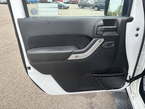 Used 2018 Jeep Wrangler Unlimited Sahara w/ Connectivity Group AWD/4WD image 14