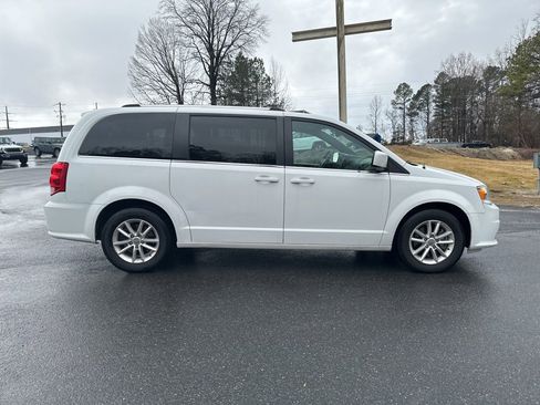 Used 2019 Dodge Grand Caravan SXT image 4