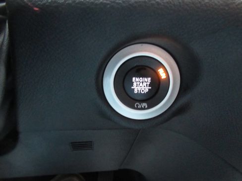 Used 2025 Chrysler Pacifica Select image 27