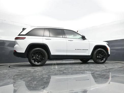 Used 2025 Jeep Grand Cherokee Altitude AWD/4WD image 50
