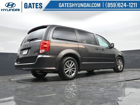 Used 2016 Dodge Grand Caravan SE image 27