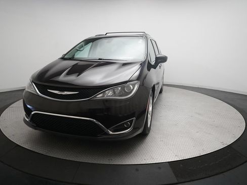 Used 2017 Chrysler Pacifica Touring-L w/ Tire & Wheel Group FWD image 12