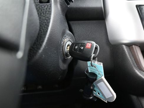 Used 2019 Toyota Highlander LE FWD image 25