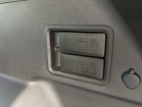 Used 2024 Chevrolet Equinox Premier AWD/4WD image 50