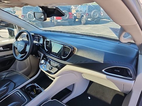 Used 2023 Chrysler Pacifica Limited image 26