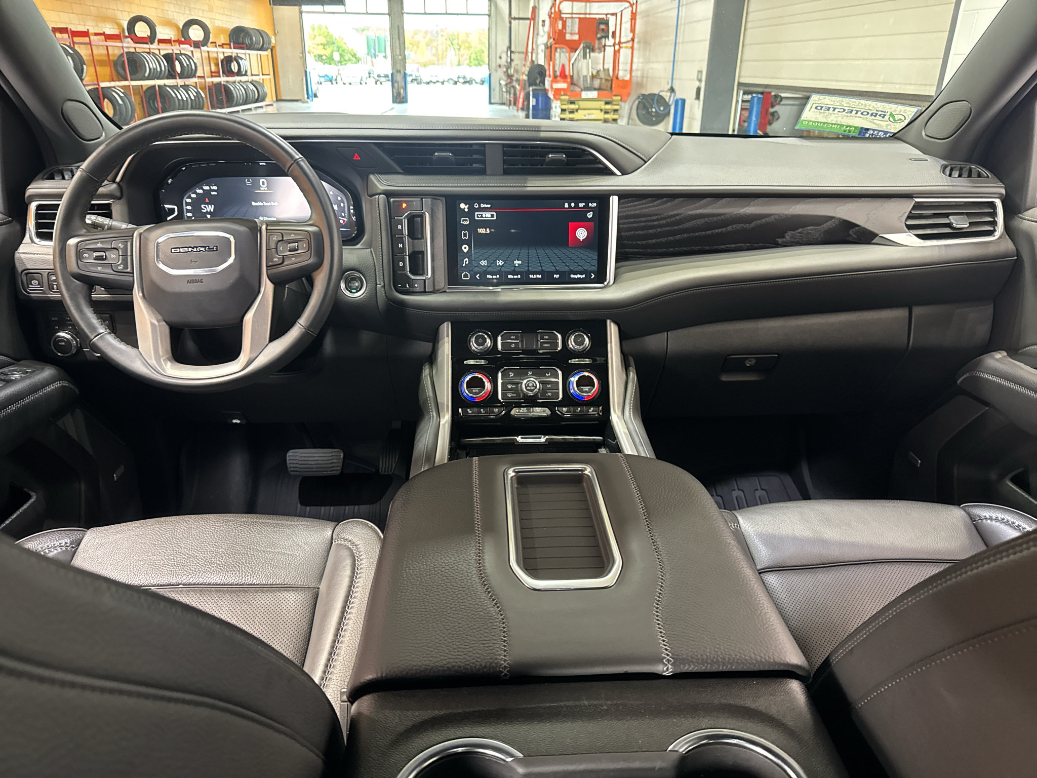 Used 2024 GMC Yukon Denali AWD/4WD image 16