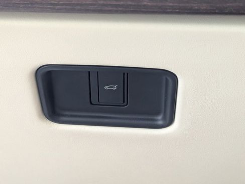 Used 2025 Land Rover Range Rover Long Wheelbase Autobiography image 12