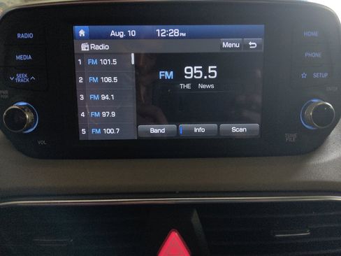 Used 2020 Hyundai Santa Fe SE FWD image 25