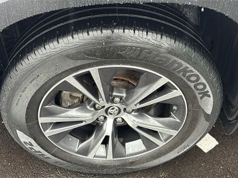 Used 2017 Toyota Highlander LE w/ Carpet Mat Package image 4