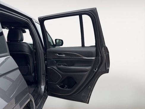 Used 2023 Jeep Grand Cherokee Overland AWD/4WD image 19