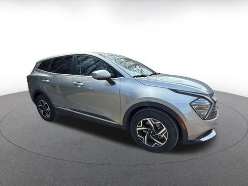 Used 2025 Kia Sportage LX image 3