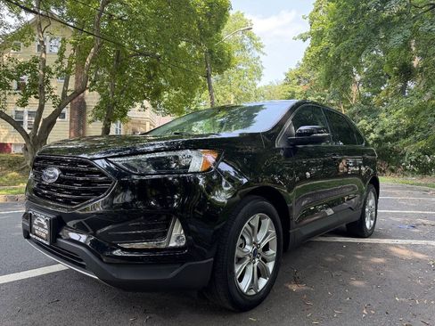 Used 2022 Ford Edge Titanium AWD/4WD image 2