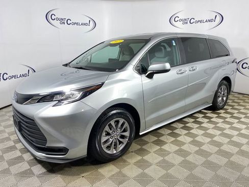 Used 2023 Toyota Sienna LE image 3
