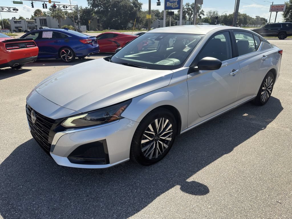 Used 2025 Nissan Altima 2.5 SV FWD image 9