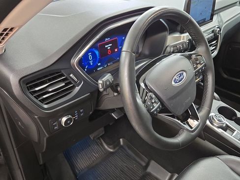 Used 2022 Ford Escape Titanium image 5