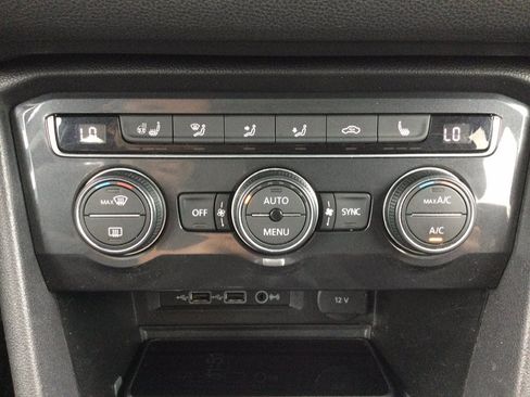 Used 2020 Volkswagen Tiguan SEL AWD/4WD image 32