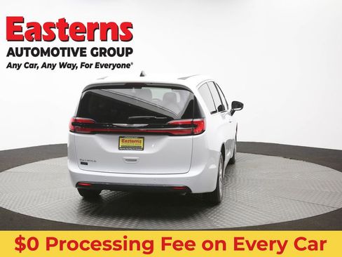 Used 2024 Chrysler Pacifica Touring-L FWD image 40