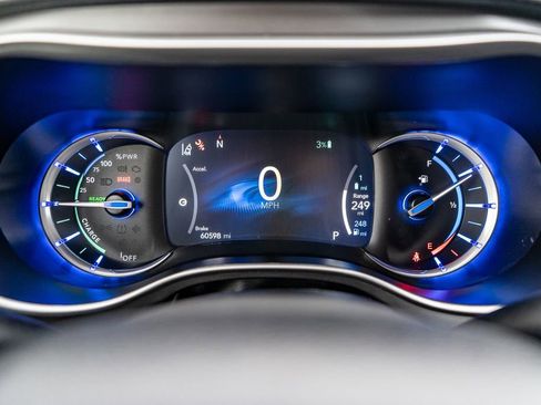 Used 2024 Chrysler Pacifica Select image 27