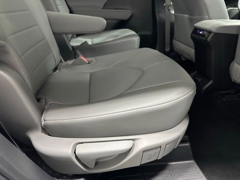Used 2025 Toyota Highlander XLE image 57