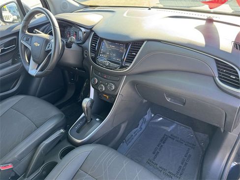 Certified 2022 Chevrolet Trax LT w/ LT Convenience Package image 5