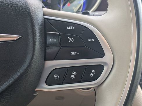 Used 2018 Chrysler Pacifica Limited w/ Tire & Wheel Group FWD image 34