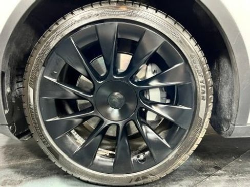 Used 2023 Tesla Model Y Long Range AWD/4WD image 23