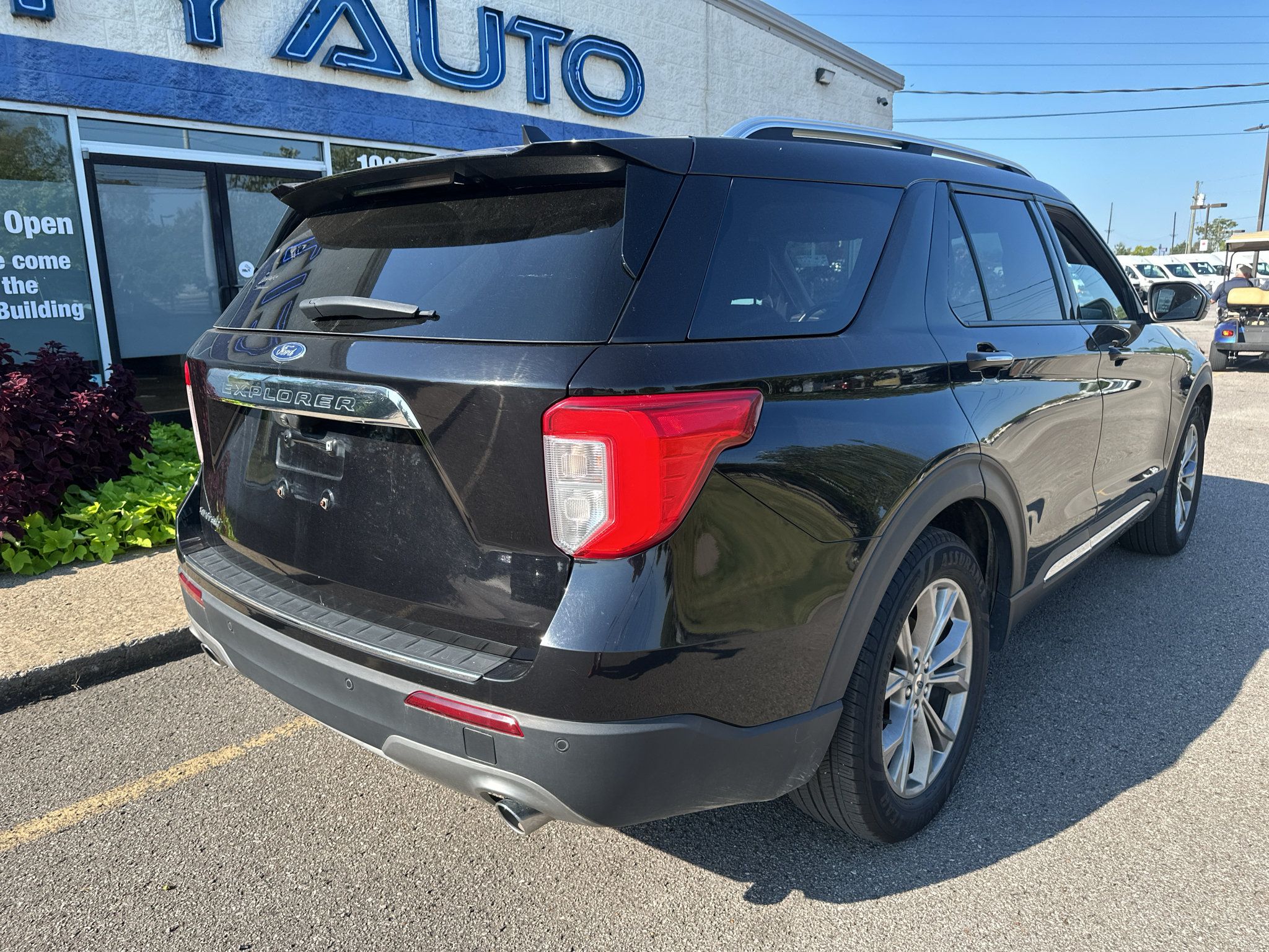 Used 2023 Ford Explorer Limited w/ Equipment Group 301A RWD image 4