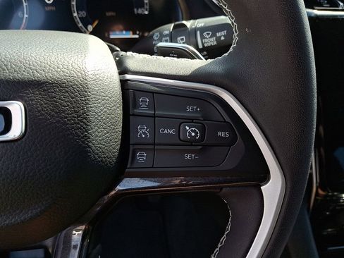 Used 2023 Jeep Grand Cherokee Laredo image 21