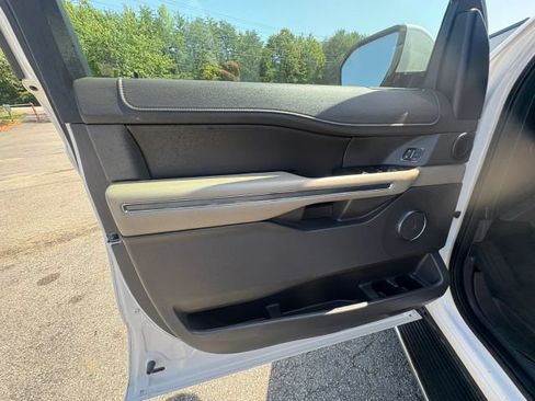 Used 2019 Ford Expedition XLT w/ Equipment Group 202A AWD/4WD image 19
