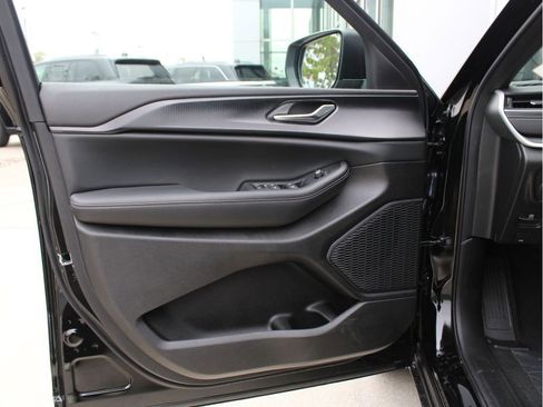 New 2025 Jeep Grand Cherokee Laredo X w/ Luxury Tech Group I image 9