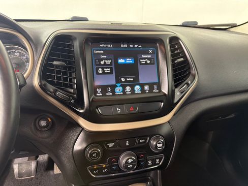 Used 2018 Jeep Cherokee Limited AWD/4WD image 16