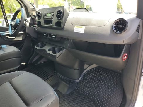 Used 2025 Mercedes-Benz Sprinter 2500 image 9
